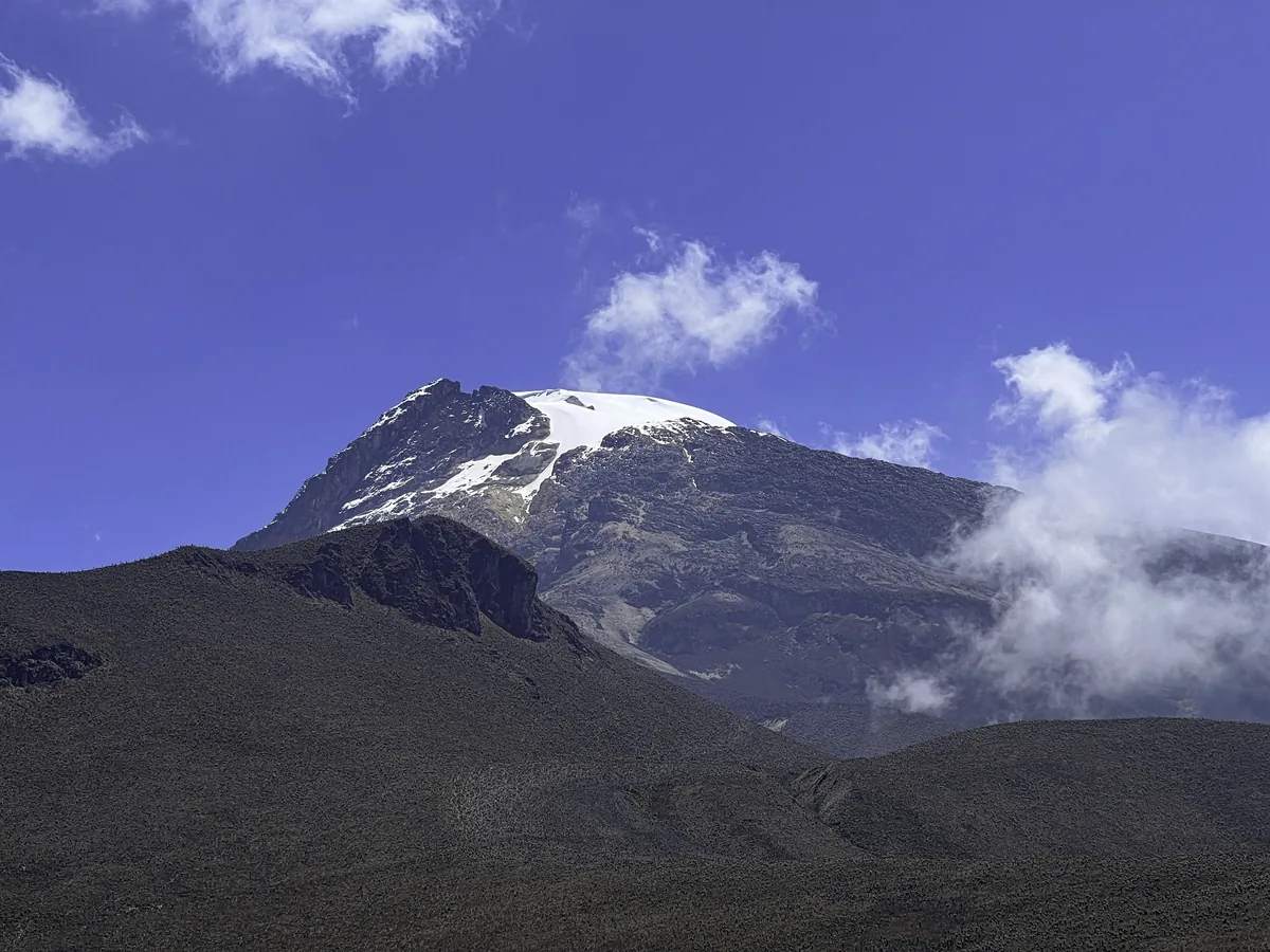 El Nevado del Tolima nevado sobre las nubes