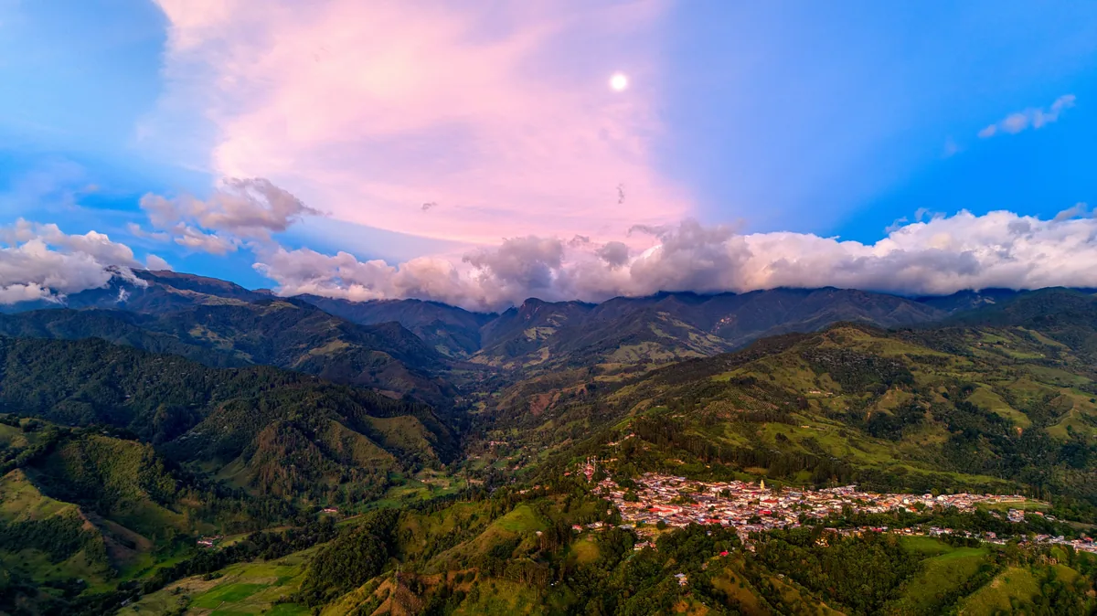 Salento al atardecer con la luna sobre la cordillera